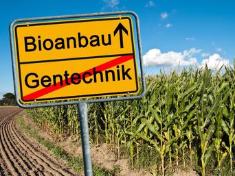 Ortsschild Richtung Bioanbau