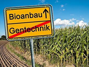 Ortsschild Richtung Bioanbau